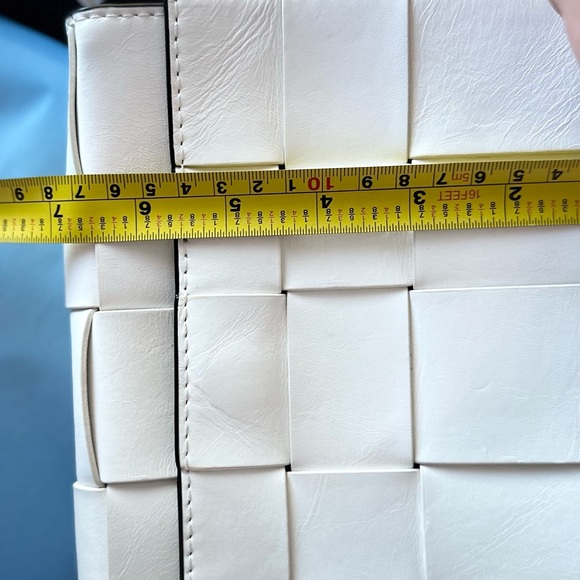 NEW ARRIVAL!!! Michael Kors White Wowen Bag with Tassels and Gold Hardware - Picture 3 of 8